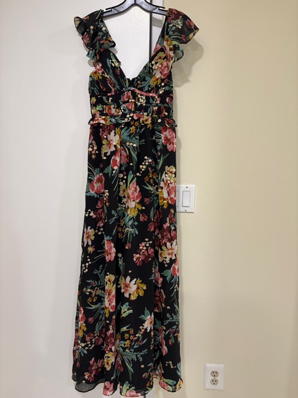 BRAND NEW! AQUA Floral Ruffle V-Neck Maxi Dress in Black